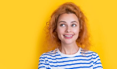 Mutlu kızıl saçlı kadın yüzü, sarı arka planda izole edilmiş ve fotokopi alanı olan. Stüdyodaki genç kızıl saçlı kadının yüzü. Yetişkin kızıl saçlı kadın yüzü.