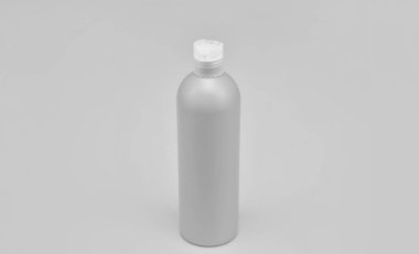 sarı arka planda turuncu şampuan şişesi, hijyen.