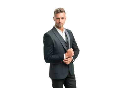 Beyazlar içinde izole edilmiş resmi smokinli ağarmış iş adamı..