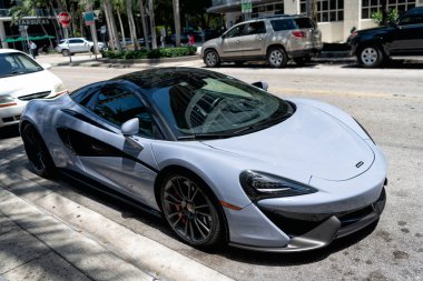Miami Beach, Florida USA - 15 Nisan 2021: beyaz Mclaren 570 üstü açık spor araba, yan köşe manzaralı. yüksek açı.