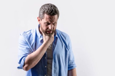 Ağrısı olan olgun bir adamın ağrısı. Gri üzerine izole edilmiş fotokopi uzayı. Stüdyoda boğazı ağrıyan bir adam var. Acı çeken ya da acı çeken bir adamın fotoğrafı. Ağrı çeken adam acı hisseder..