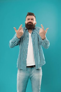 - Beni dinle. Sakallı adam mavi arka planda. Sıradan giyinmiş acımasız bir hippi. Sıradan bir tarz. Sıradan moda trendleri. Moda ve tarz. Gündelik ve modaya uygun.