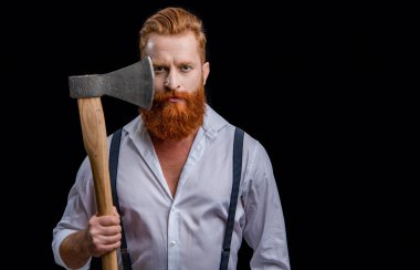 Elinde balta olan vahşi bir adamın fotokopi uzayı. Siyah baltalı vahşi adam. Stüdyoda baltası olan vahşi bir adam. Geçmişinde balta olan vahşi bir adam..