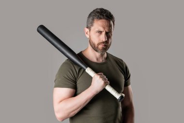 Sopalı kızgın bir suçlunun fotoğrafı. Yarasayla tehdit eden bir suçlu. Yarasalı bir suçlu gri arka planda izole edilmiş. Stüdyoda sopalı bir suçlu var..