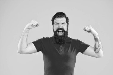 Sarı arka planda sakallı başarılı hipster erkek, başarı..