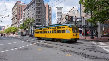 San Francisco, ABD - 19 Mayıs 2019: Sarı Sfmta tramvay şehir caddesinde toplu taşıma.