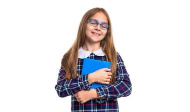 Neşeli liseli kız okuyucu elinde günlük tutuyor. Okullu kız okuyucu günlüğünün fotoğrafı. Günlüğü beyaz arka planda izole edilmiş liseli kız okuyucu. Liseli kız okuyucu stüdyo günlüğü tutuyor..