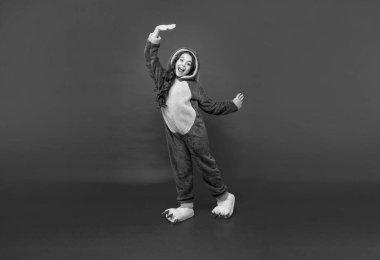 Rahat bir pijama ya da bornoz. Genç kız kendini rahat hissediyor. çocukluk mutluluğu. Günaydın. Çocuk yumuşak bir gece elbisesi giyiyor. Tam boy. rahat bir uyku giysisi içinde sürpriz bir çocuk. Tatlı rüyalar..