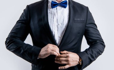 Adam smokin giyer, takım elbise giyer. Smokinli adam beyaz arka planda izole edilmiş. Stüdyoda smokin giyen adam. Smokin giyen bir adamın fotoğrafı..