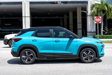 Miami Beach, Florida ABD - 15 Nisan 2021: Blue Chevrolet Trailblazer RS SUV Crossover, yan görüş.