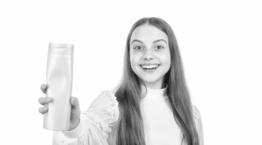 Mutlu çocuk sunar şampuan ya da saç kremi şişesi beyaz tenli, güzel.