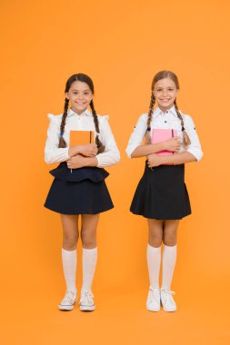 Okulda öğrenilir en önemli şey benlik saygısı destek ve dostluk olduğunu. Çocuklar en iyi arkadaş sınıf arkadaşları. Okul arkadaşlığı. Arkadaşlık hedefleri. Kitapları olan sevimli okul kızları. Okuldaki ilk gün.