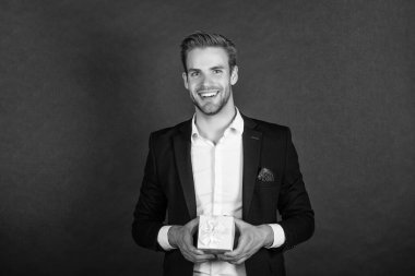 Kutusu siyah arka planda olan mutlu adam, boks günü.