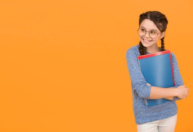 Okula geri dön ve havalı görün. Mutlu çocuk okula geri döndü. Küçük kız kitapları tutuyor. 1 Eylül. Sınıfa dönün. Eğitim ve öğrenim. Öğrenmeye devam et. Başla. Geleceğe doğru hızlanıyor, boşluğu kopyala.