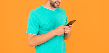 Kesilmiş adam internette sohbet ediyor. Modern iletişim teknolojisi olarak blog yazma. Blogcu akıllı telefon kullanıyor. İnternette çalışan adam. Daktilo ve mesaj. SMS ve e- postaları kontrol et.