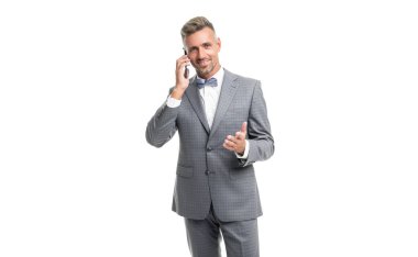 Mavi papyonlu mutlu adam telefonda konuşuyor..