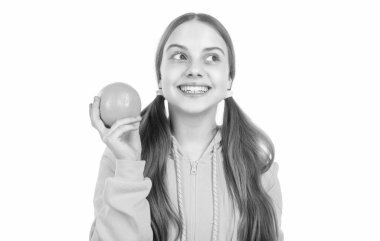 Portakal suyu dolu vitaminlerle dolu neşeli çocuk. Beyaz, sağlıklı..