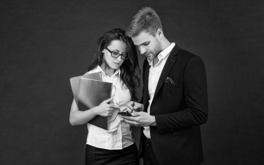 İş adamları için akıllı telefon. Meslektaşlar akıllı telefon kullanır. Kadın ve erkek cep telefonuyla çalışır. Cep telefonu iletişimi. SMS geldi. Cep telefonu işi. Çalışıyorum..