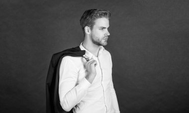 Siyah arka planda ceketi olan yakışıklı CEO, iş adamı..