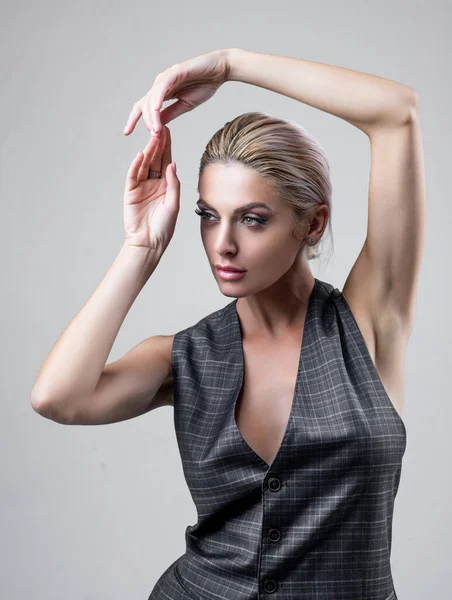 Kollarını kaldırıp koltukaltını gösteren güzel bir kız. Koltuk altı kılı çıkarma epilasyonu.