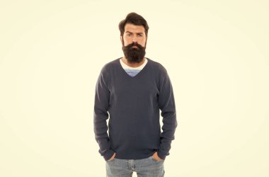 Sakallı olgun bir adam. Saç ve sakal bakımı. Hipster beyazda izole edilmiş. Kendine güvenen ve bıyıklı yakışıklı bir adam. Erkek modası. Erkek güzelliği. Ciddi sakallı adam..