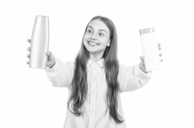 Mutlu çocuk şampuanı ya da saç kremi şişesini sunar..