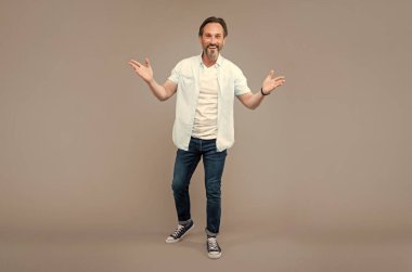 Kolları açık, el kol hareketleri yapan mutlu kıdemli adam, hoş geldin..