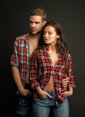 Siyah arka planda aşık seksi bir çift. Genç insanlar. Erkek ve kadın. Erkek ve kız birlikte durur. Birliktelik. Romantik ilişki kavramı. moda ve güzellik.