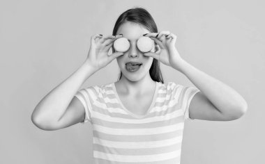 Sarı arka planda dudaklarını yalayan makaronlu genç kız..