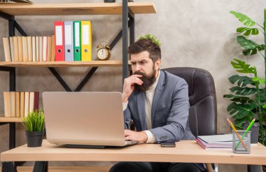 Odaklanıyorum. Ofis avukatı. Ciddi avukatlar dizüstü bilgisayarda çalışır. Kanun adamı. Hukuk işçisi. Ofiste çalışma günü.