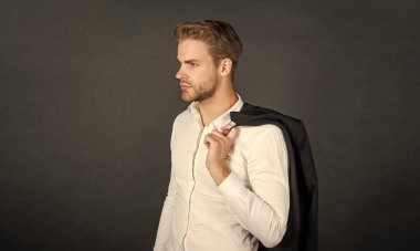 Siyah arka planda ceketi olan yakışıklı CEO, iş adamı..