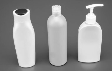 Yenilenebilir plastik sıvı kozmetik paketleme kapları HDPE çok renkli arka plan kopyalama alanı, şişeler.