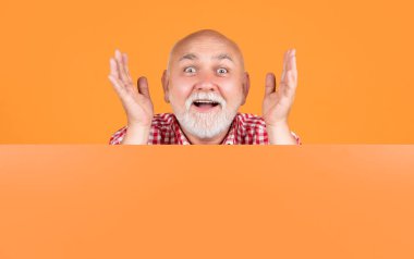 Boş afişte fotokopi alanı olan son sınıf öğrencisi şaşırdı. reklamcılık.