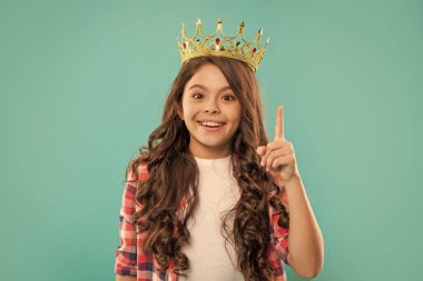 Kendini beğenmişlik taslıyor. Tacın içindeki kibirli prenses. Kıvırcık saçlı gururlu çocuk. Bencil genç kız diyabet giyiyor. Kibir ve bencillik. Zafer portresi. Taçlı çocuk fikrinden esinlendim. kendine güvenen kraliçe