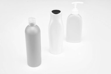 Kullanımı kolay. Tuvalet şişeleri. Beyaza izole edilmiş yenilenebilir şişeler. Güzellik ürünleri ambalajı. Kozmetik için sıvı konteynırlar. Banyo ürünleri için kopyalama alanı.