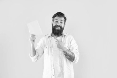 Mutlu sakallı adam sarı arka plandaki planlayıcıyı işaret ediyor..