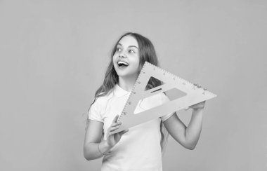 Matematik üçgeni ölçme aracı ile neşeli çocuk.