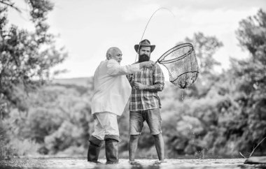 Eğer yasal yollarla balık yakalarsan, hemen serbest bırak. Eyalet balıkçılık lisansı. Erkekler birlikte balık tutuyor. Arkadaşla balık. Erkek eğlencesi. İyi bir balıkçı doğal kaynaklara saygı duyar. Balıklar asla boşa gitmemeli..