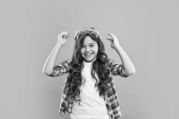 Kıvırcık Saçlı Neşeli Genç Kız Mavi Arka Planda Taç Giyiyor — Stok fotoğraf