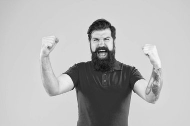 Başarılı erkek portresi. Sakallı, olgun bir hippi. Bıyıklı, vahşi beyaz adam. Sarı arka planda kendine güvenen ve yakışıklı sakallı bir adam. saç ve sakal bakımı.