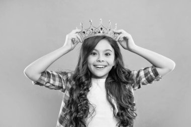 Tacın içindeki kibirli prenses. Kıvırcık saçlı gururlu çocuk. Bencil genç kız diyabet giyiyor. Kibir ve bencillik. Zafer portresi. Mutlu çocuk taç takar. Kendine güvenen kraliçe. Kendini beğenmişlik.