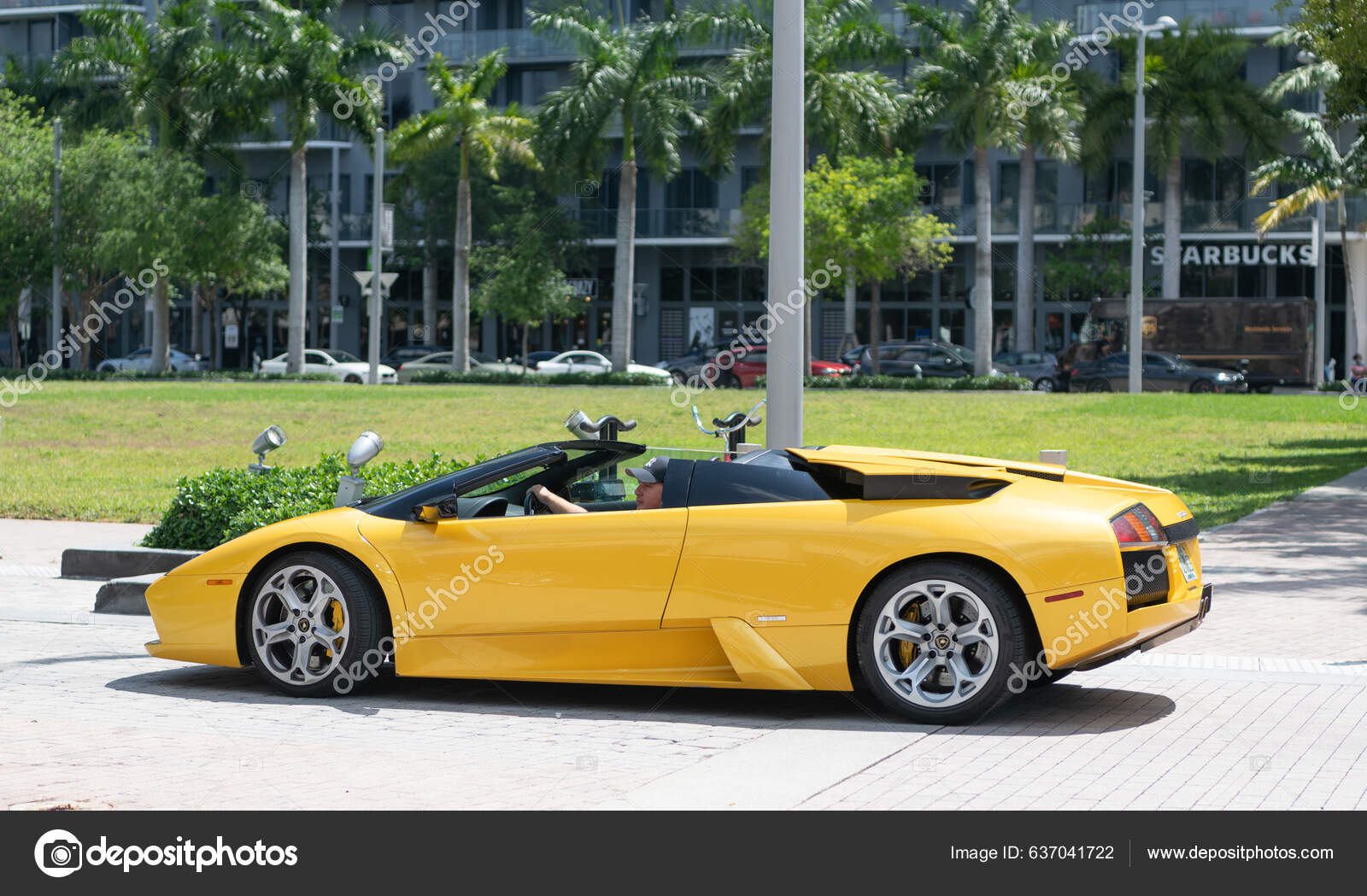 Lamborghini convertible fotos de stock, imágenes de Lamborghini convertible  sin royalties | Depositphotos
