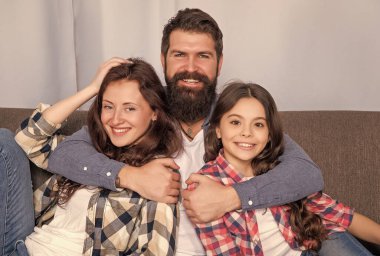 Çocuklu mutlu ebeveynler evde, ailede birlikte vakit geçirirler..