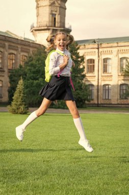 Okul çantalı, neşeli ve enerjik çocuk okula geri dönüyor..