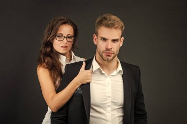 Siyah arka planda iş ortakları. Birbirine aşık çiftler. İş adamı ve iş kadını. İş adamlarının ortaklığı. Patron ve çalışan. Meslektaşım. Gözlüklü kadın ve erkek.