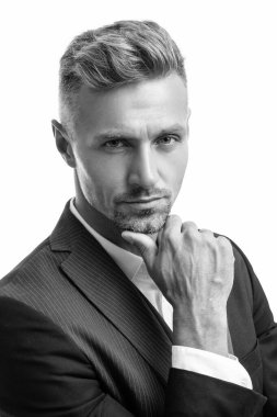 Smokin giyen hırslı iş adamı beyaz arka planda izole edilmiş..