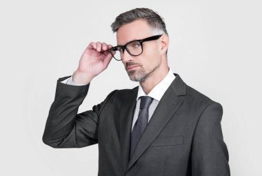 Grizzle, resmi takım elbiseli ve gözlüklü olgun lider..