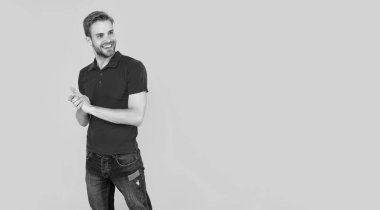 Sarı arka planda sakallı, fotokopi alanı olan mutlu genç adam. Saç ve sakal bakımı. Kendine güvenen ve yakışıklı, tıraşsız adam. Erkek modası. Erkek güzelliği. Kırmızı gömlekli kıllı adam..