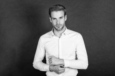 Siyah arka planda karizmatik yönetici ofis çalışanı.