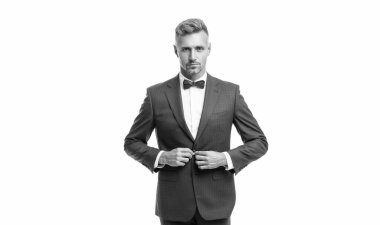 Resmi smokinli, kendine güveni tam, beyaz tenli bir beyefendi..